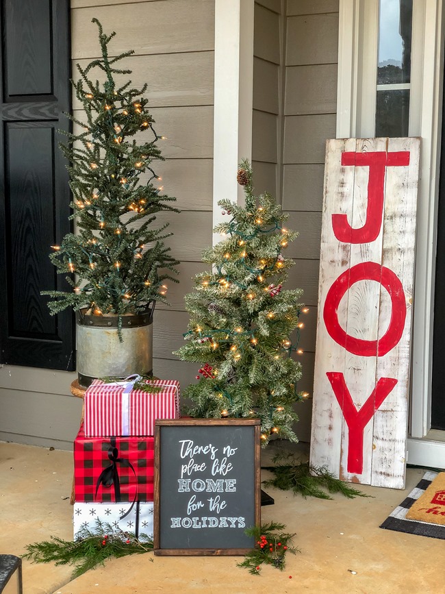 Classic Christmas front porch -28