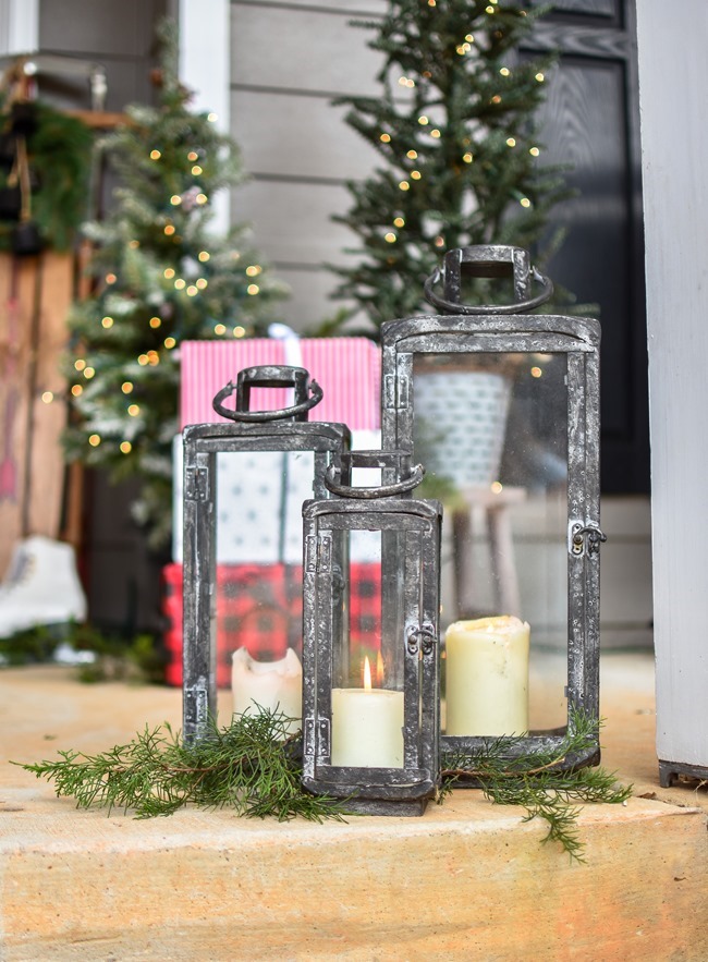 Classic Christmas front porch -3