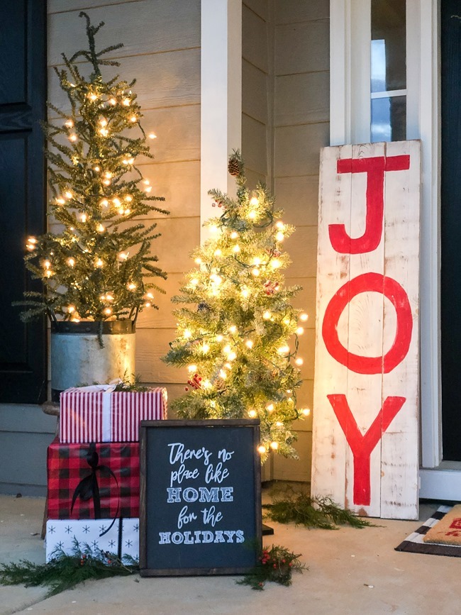 Classic Christmas front porch -64