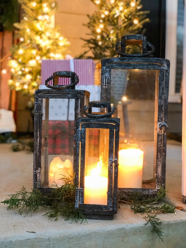 Classic Christmas front porch -65