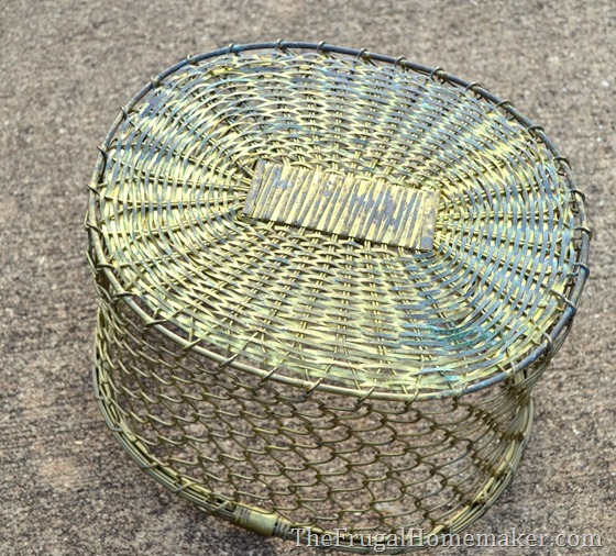 Yard sale basket spray paint makeover Yard sale basket spray paint makeover