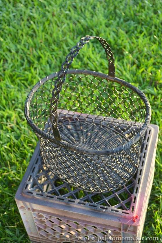 Yard sale basket spray paint makeover Yard sale basket spray paint makeover