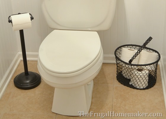 Yard sale basket spray paint makeover Yard sale basket spray paint makeover