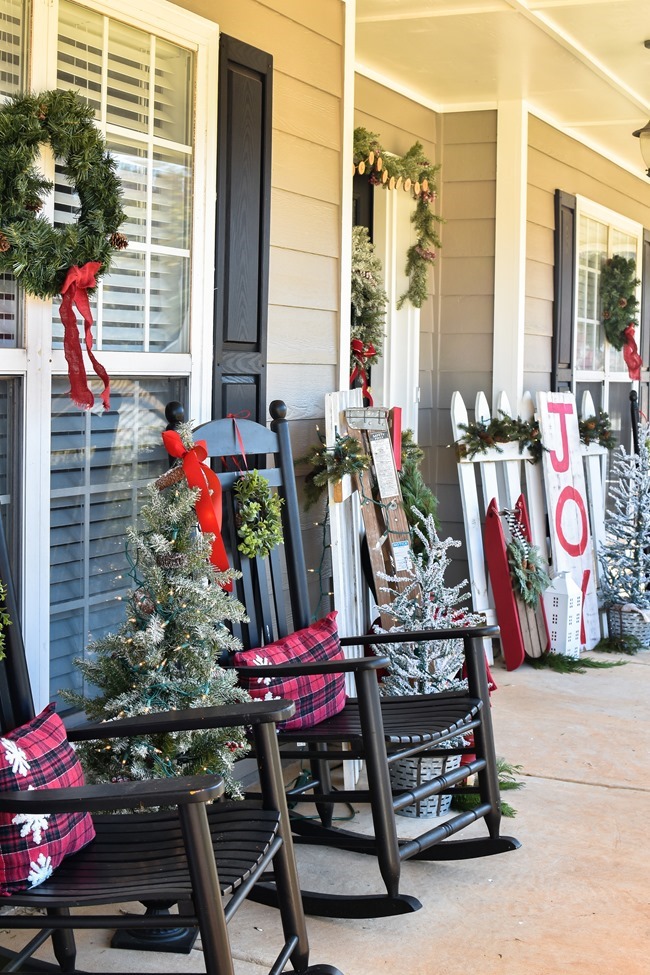 Farmhouse style Christmas front porch with picket fences-5