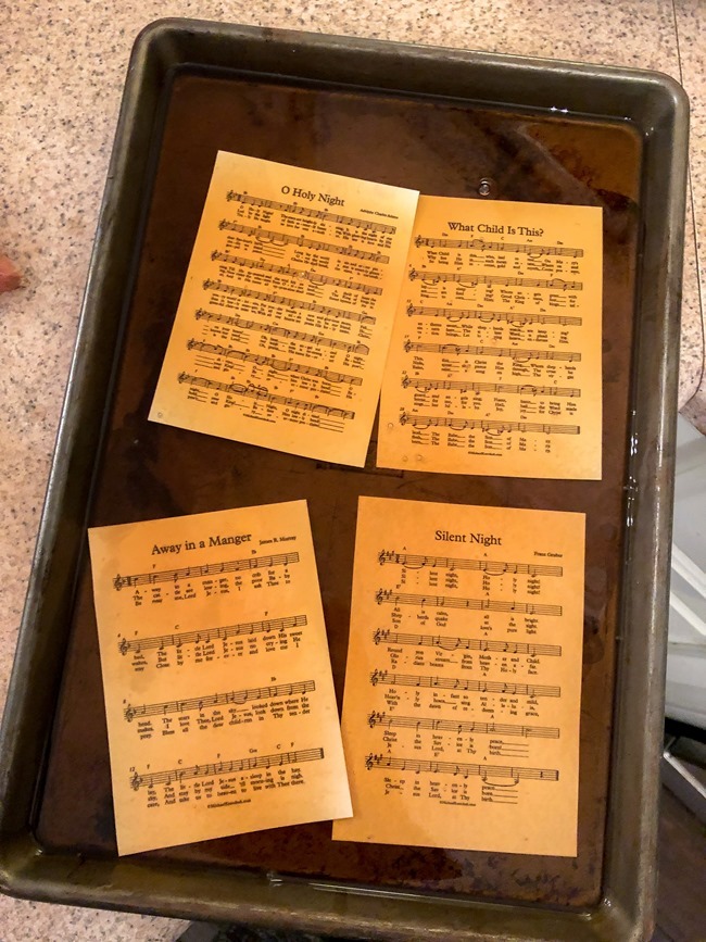 How to make a DIY Christmas music page wall hanging or ornament-18