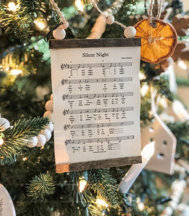 How to make a DIY Christmas music page wall hanging or ornament-32