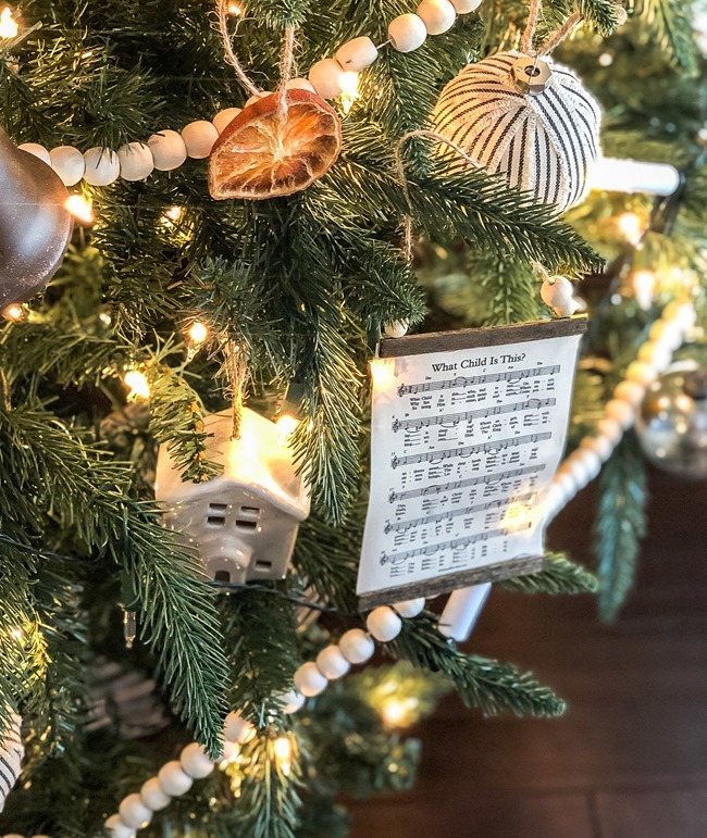 How to make a DIY Christmas music page wall hanging or ornament-36