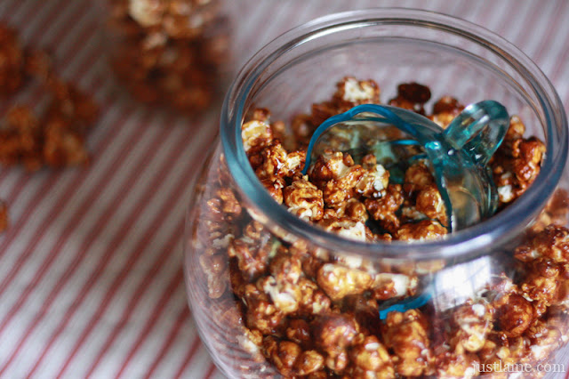 Gingerbread Caramel Popcorn
