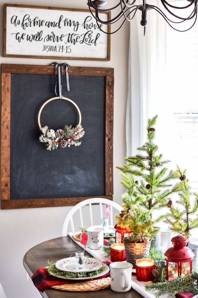 Red Plaid Simple Christmas Table -1