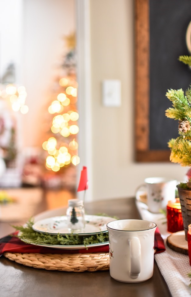 Red Plaid Simple Christmas Table -16