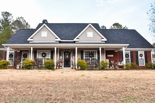 Ski Lodge Inspired Farmhouse Christmas Front Porch-16[3]